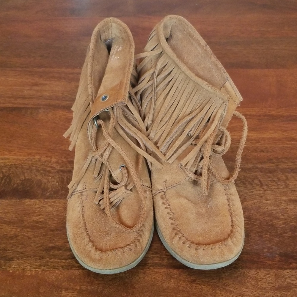 Minnetonka Lace Up Fringe Wedge Ankle Boots